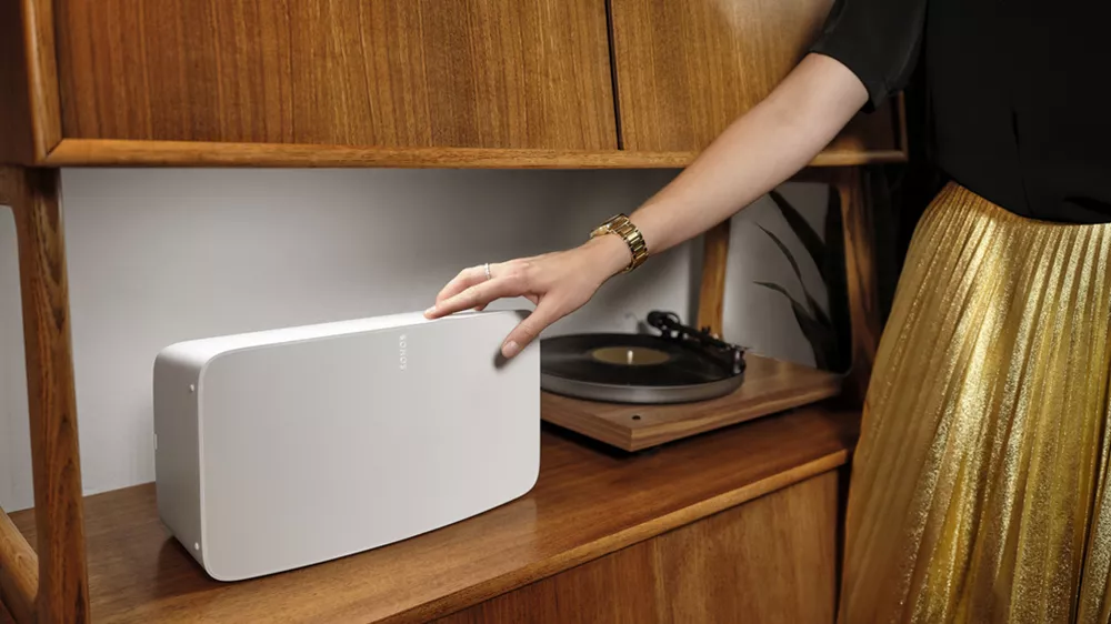 Bezdrátový reproduktor SONOS FIVE má moderní design.